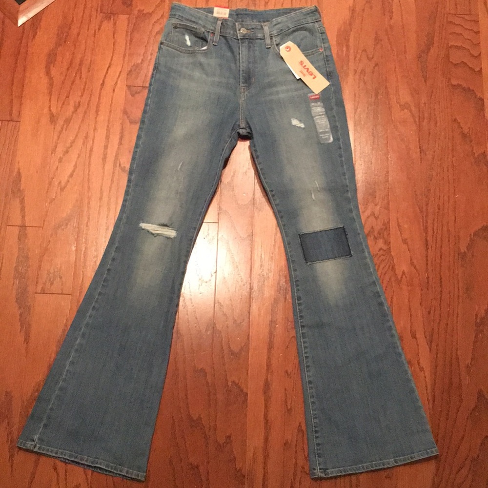 Levi’s High Rise Flare distressed patch knee NWT ✅